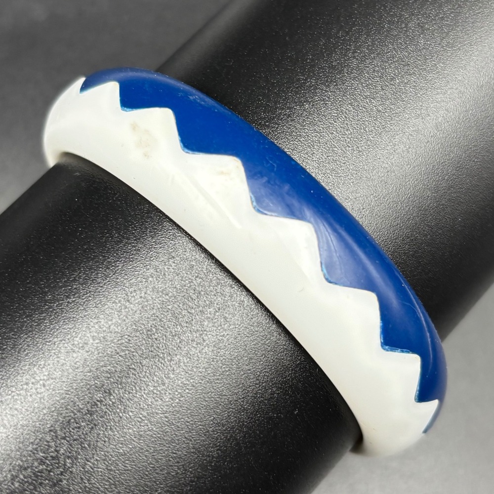 Vintage Bangle Navy Blue White Zig Zag Pattern Acrylic Bracelet Size 8